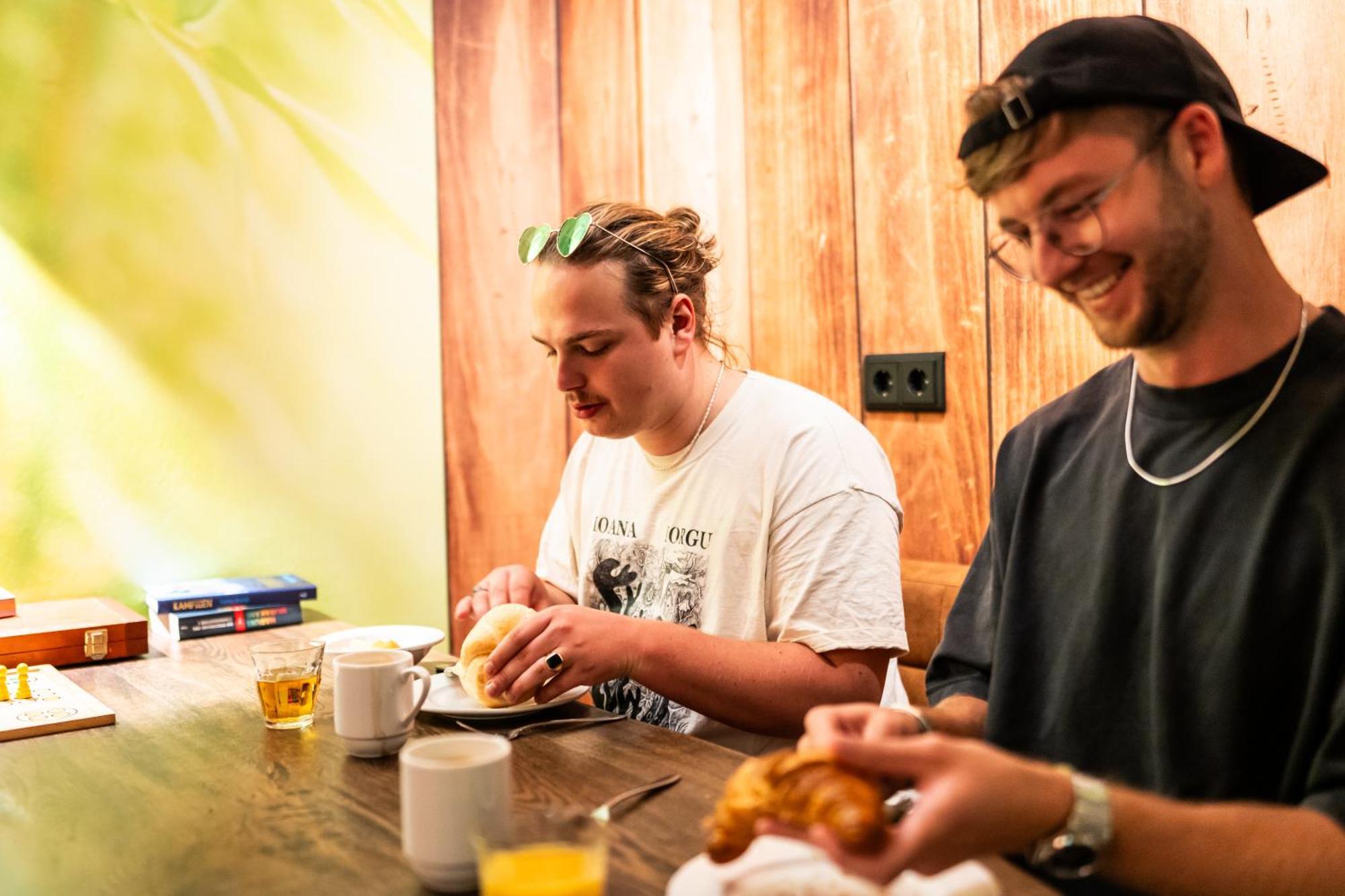 Bud Gett Hostels โกรนิงเงน ภายนอก รูปภาพ